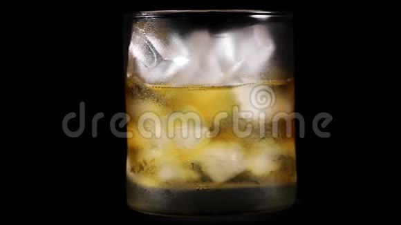 桌子上有苏格兰威士忌酒杯视频的预览图