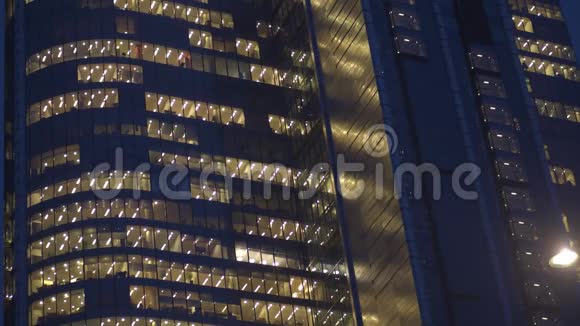 现代商业摩天大楼的细节在晚上空办公室视频的预览图