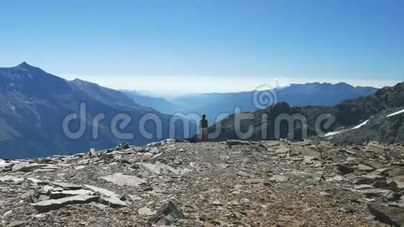 在高山岩石景观的山顶上的女人意大利法国阿尔卑斯山的夏季冒险慢动作放大视频的预览图