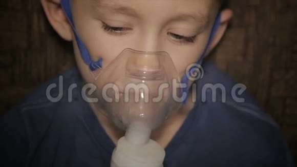 这个男孩正在通过吸入器呼吸视频的预览图