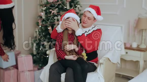 家庭分享圣诞礼物视频的预览图