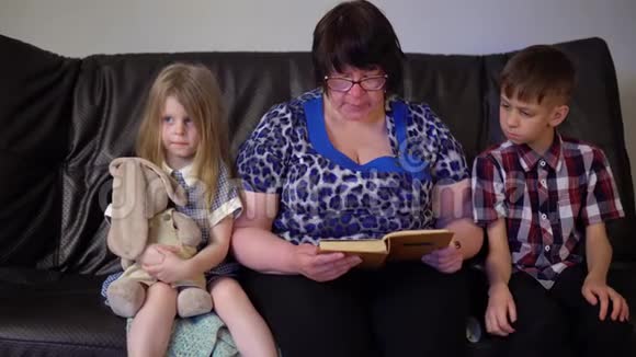 奶奶正在家里给孙子们读一本书视频的预览图