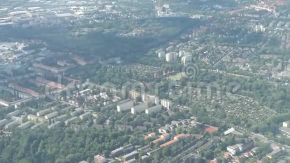 乘坐飞机飞越柏林城市景观和所有公园和房屋德国视频的预览图