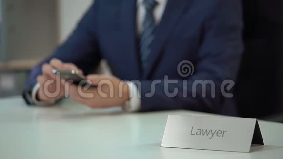 使用智能手机缩放和阅读法律文件的商务诉讼律师视频的预览图