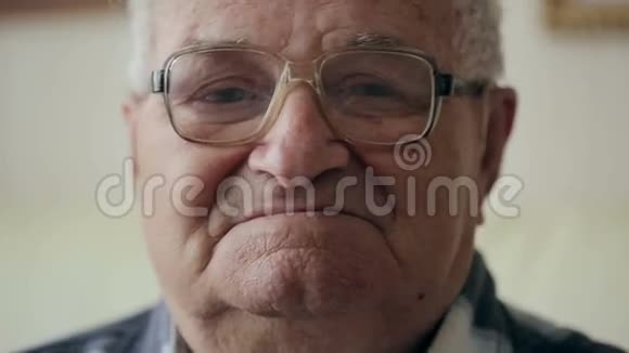 一幅严肃的白种人老人戴着眼镜看着镜头的肖像视频的预览图