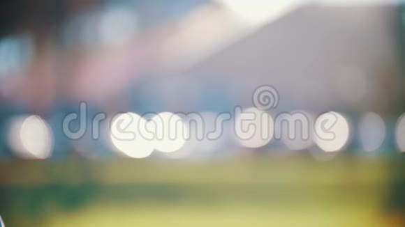 秋日在公园里奔跑的年轻女子视频的预览图
