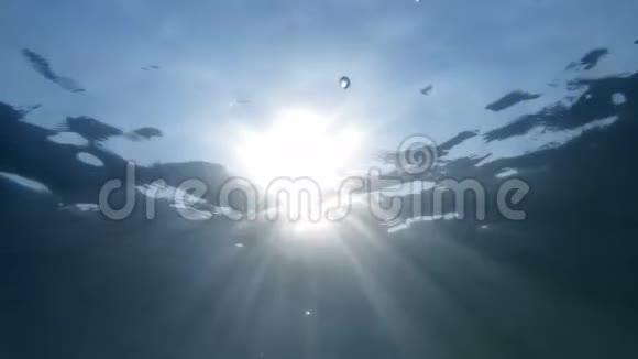 慢动作水下视频阳光透过平静的海面照射视频的预览图