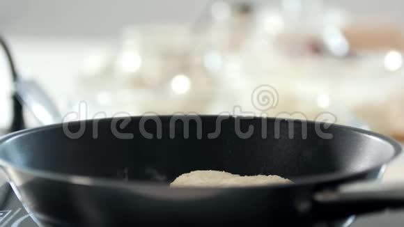 平底锅中以炸心薯条的形式制作的自制煎饼视频的预览图