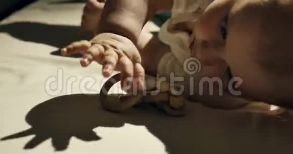 可爱的好奇宝宝在床上玩木玩具小宝宝晚上在玩木玩具视频的预览图