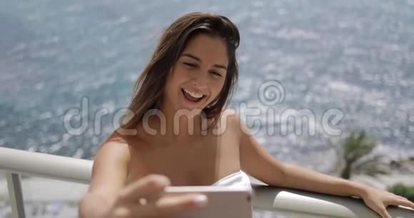 微笑的女人在酒店露台自拍视频的预览图