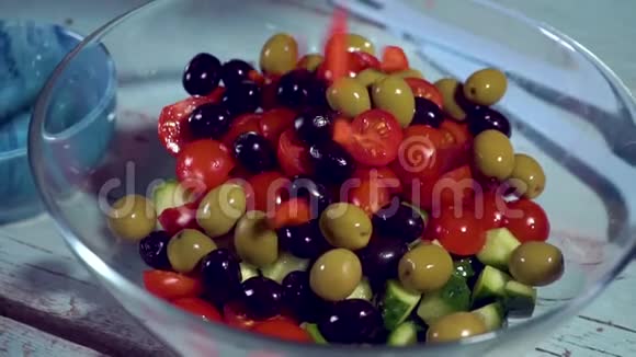 慢动作厨房健康西红柿黄瓜橄榄秋天有机碗沙拉视频的预览图