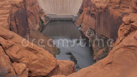 科罗拉多河峡谷岩石中的一座混凝土大坝视频的预览图