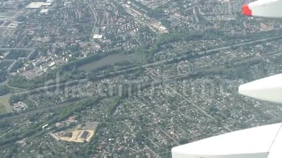 乘坐飞机飞越柏林城市景观和所有公园和房屋德国视频的预览图