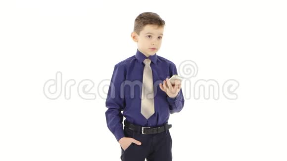 商人男孩在智能手机上说话白色背景独立工作室视频的预览图