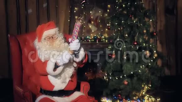 圣诞老人在圣诞派对上玩得很开心视频的预览图