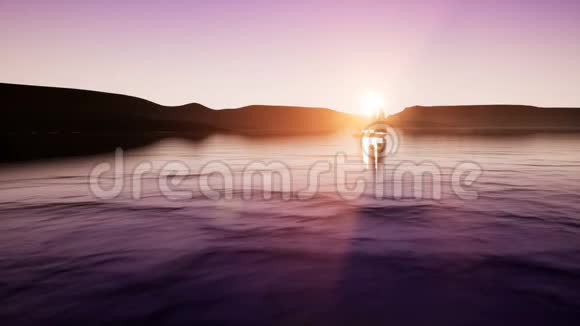 日出背景下的帆船视频的预览图