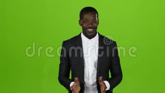 非裔美国人展示两个手指同时跳舞绿色屏幕视频的预览图