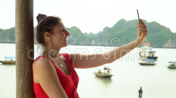 这位女士在一个有船的海湾背景下拍摄这张照片自拍越南快乐的女人这就是视频的预览图