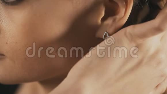 漂亮的女人戴上漂亮的耳环关门视频的预览图
