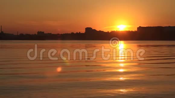日落时太阳光线反射在水的表面视频的预览图