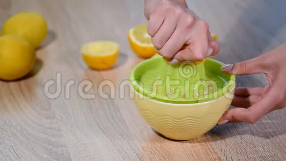 把新鲜柠檬汁挤到碗里视频的预览图