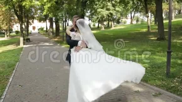 快乐的新娘和新郎在街上跳舞视频的预览图