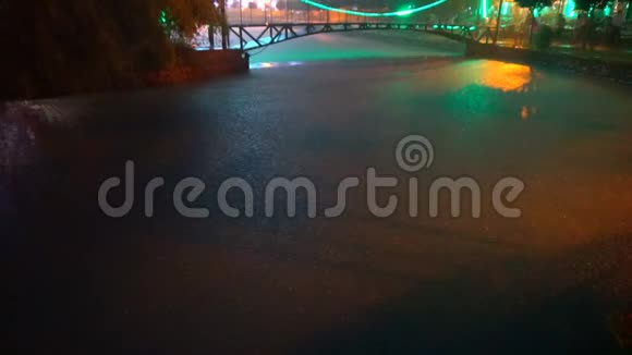 在一座五彩缤纷的大桥上的雨视频的预览图
