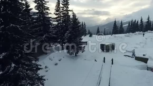 空中射击雪中车整洁的小房子和孤独的人视频的预览图