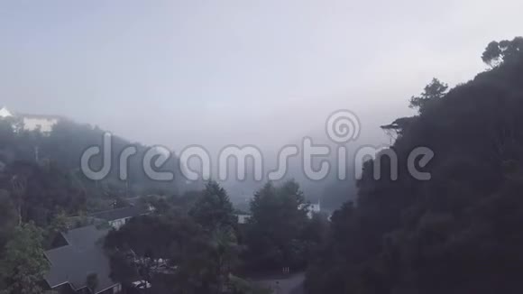 清晨4k在小镇的晨雾中升起视频的预览图