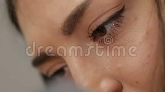 美丽女性纹身师在工作中脸上和眼睛上的情感视频的预览图