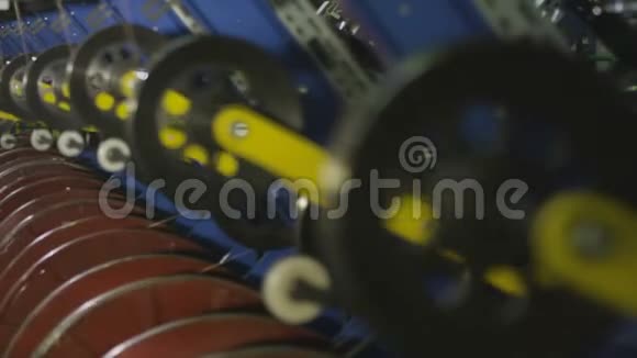 装置在工厂流动焦点中旋转波宾的螺纹视频的预览图