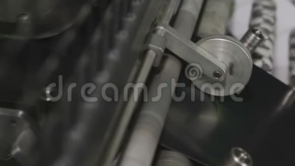橡胶带穿过砂轮机宏视频的预览图