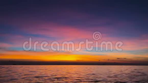 美丽的云景和日落冲破了海面上的粉红色和橙色的云视频的预览图