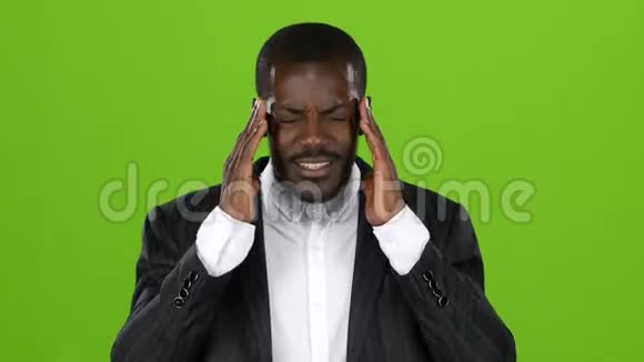 穿着服装的非裔美国人头痛得厉害绿色屏幕视频的预览图