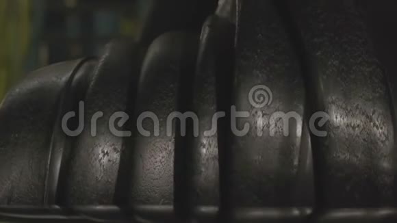 橡胶材料滴入滚筒机构近景视频的预览图