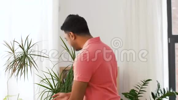 印度男人在家照顾家里的植物视频的预览图