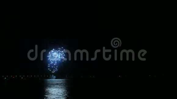 江上夜空中五彩缤纷的节日烟花在水中反射时光飞逝视频的预览图