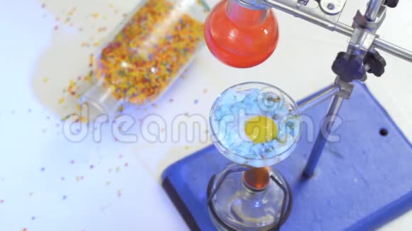 实验室里用烧瓶炒出的蓝蛋视频的预览图