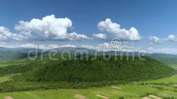 群山覆盖着绿色的森林和河流喀尔巴阡山脉从上面看视频的预览图