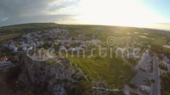 在普罗塔拉斯的岩石山顶美丽的老教堂游览塞浦路斯视频的预览图