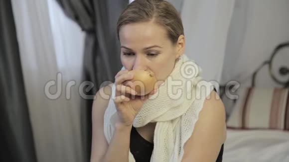 受感冒影响女人用洋葱治好鼻涕视频的预览图