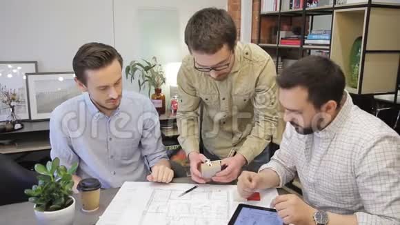 三名工人正在讨论商务项目同事一起工作团队会议概念视频的预览图