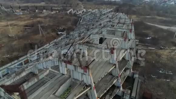 从鸟瞰大型足球场建筑的废墟关门视频的预览图
