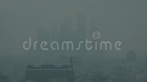 莫斯科城市的摩天大楼烟囱里冒出浓烟视频的预览图