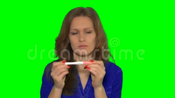 担心的女人坐着检查怀孕测试视频的预览图