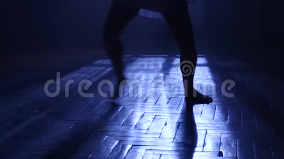 专业舞者坐在绳上在地板上跳舞剪影视频的预览图