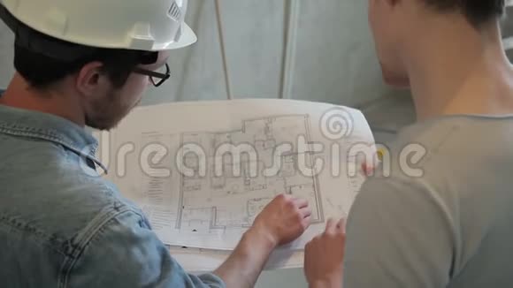 两位建筑师分析了室内建筑蓝图视频的预览图