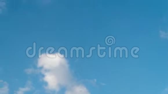 晴朗的蓝色部分多云的天空视频的预览图