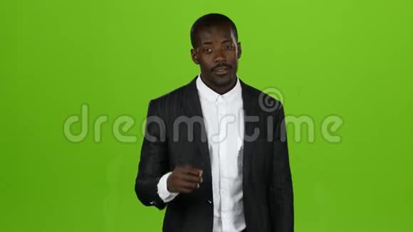 一个非洲国籍的人站着用手指责骂他的下属绿色屏幕视频的预览图