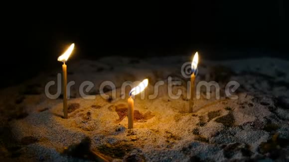 蜡烛燃烧站在东正教古庙的沙子里视频的预览图